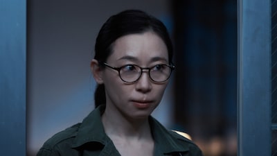 映画「バナ穴 BANA_ANA」より、キム衛生兵役の鄭亜美。