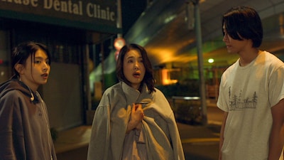 首藤凜の監督作「親切がやって来る」より、左から出口夏希演じる美央子、筒井真理子演じる朝子、佐藤寛太演じる青年