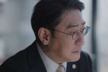 「白鳥とコウモリ」中村芝翫演じる刺殺された弁護士・白石健介