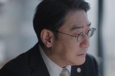 「白鳥とコウモリ」中村芝翫演じる刺殺された弁護士・白石健介