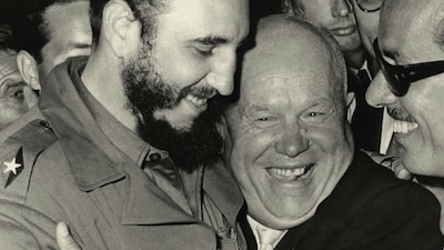 ドキュメンタリー映画「叛逆のサウンドトラック」より、フィデル・カストロ（左）とニキータ・フルシチョフ（右）