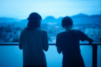 田中さくら監督作「夜明け」場面写真。深川麻衣、羽瀬川なぎが姉妹を演じた