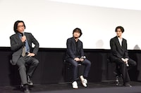 左から岸谷五朗、染谷将太、岡田将生