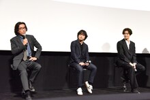 左から岸谷五朗、染谷将太、岡田将生