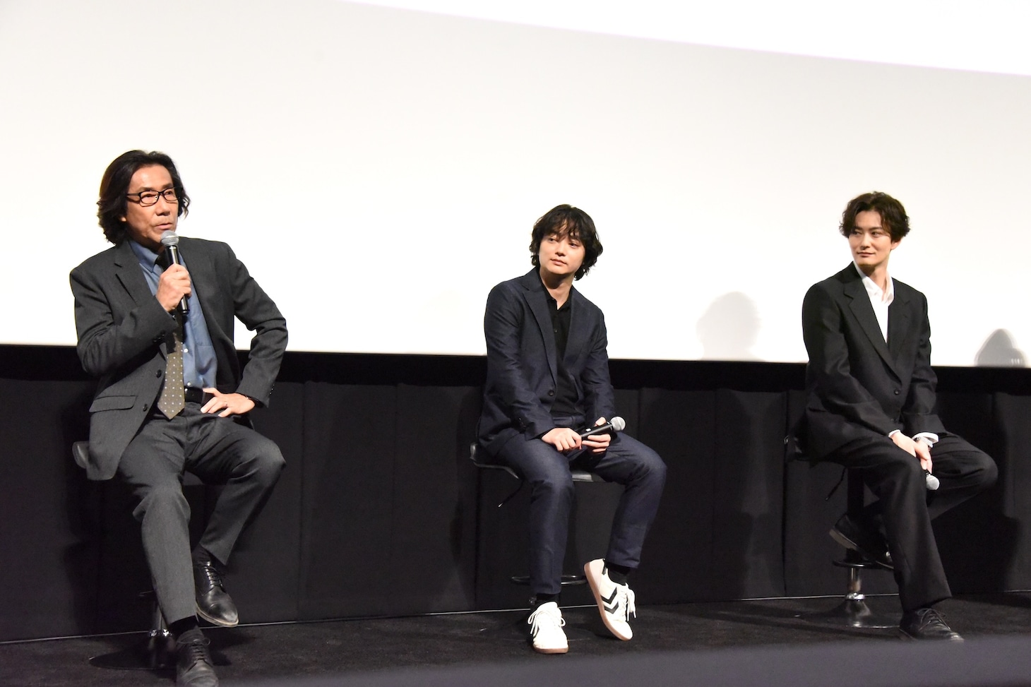 左から岸谷五朗、染谷将太、岡田将生