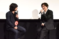 仲むつまじい様子をのぞかせる岡田将生（右）と染谷将太（左）