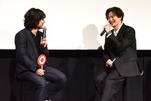 仲むつまじい様子をのぞかせる岡田将生（右）と染谷将太（左）