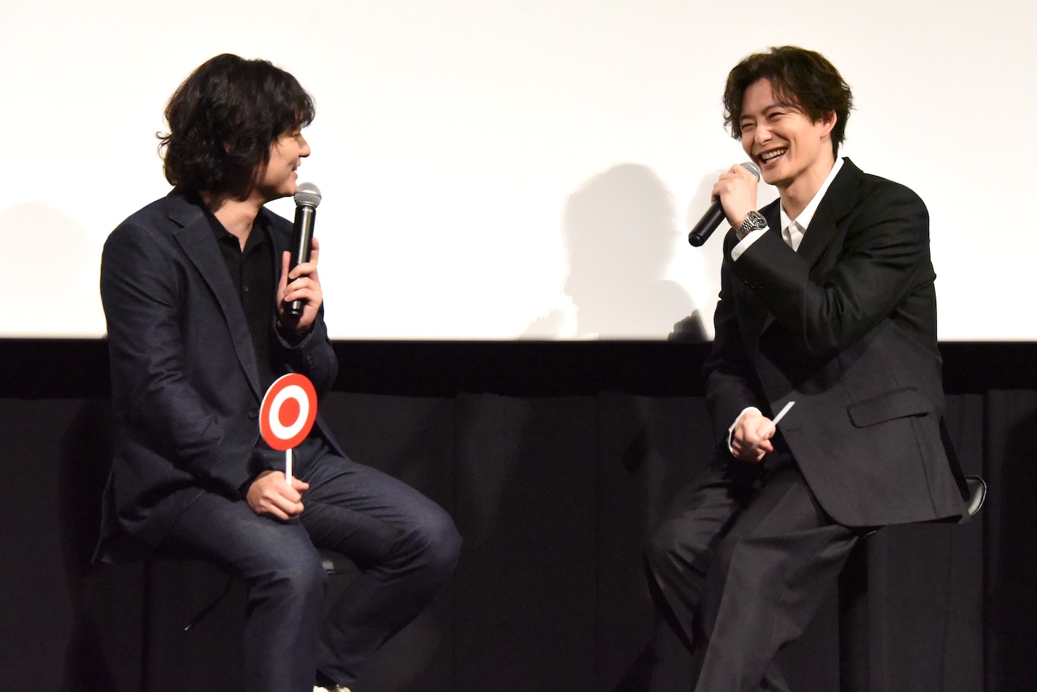 仲むつまじい様子をのぞかせる岡田将生（右）と染谷将太（左）