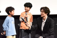 左から金子拓真、野田悠月、岡田将生