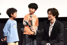 左から金子拓真、野田悠月、岡田将生