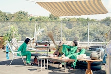 左から吉田美月喜演じる岩隈真子、南沙良演じる朴秀美、出口夏希演じる矢口美流紅。映画「万事快調〈オール・グリーンズ〉」では、彼女たちが禁断の課外活動を始めるさまが描かれる