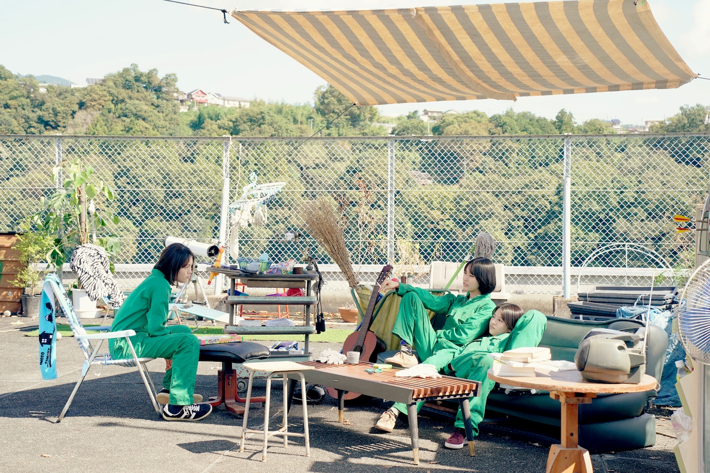 左から吉田美月喜演じる岩隈真子、南沙良演じる朴秀美、出口夏希演じる矢口美流紅。映画「万事快調〈オール・グリーンズ〉」では、彼女たちが禁断の課外活動を始めるさまが描かれる