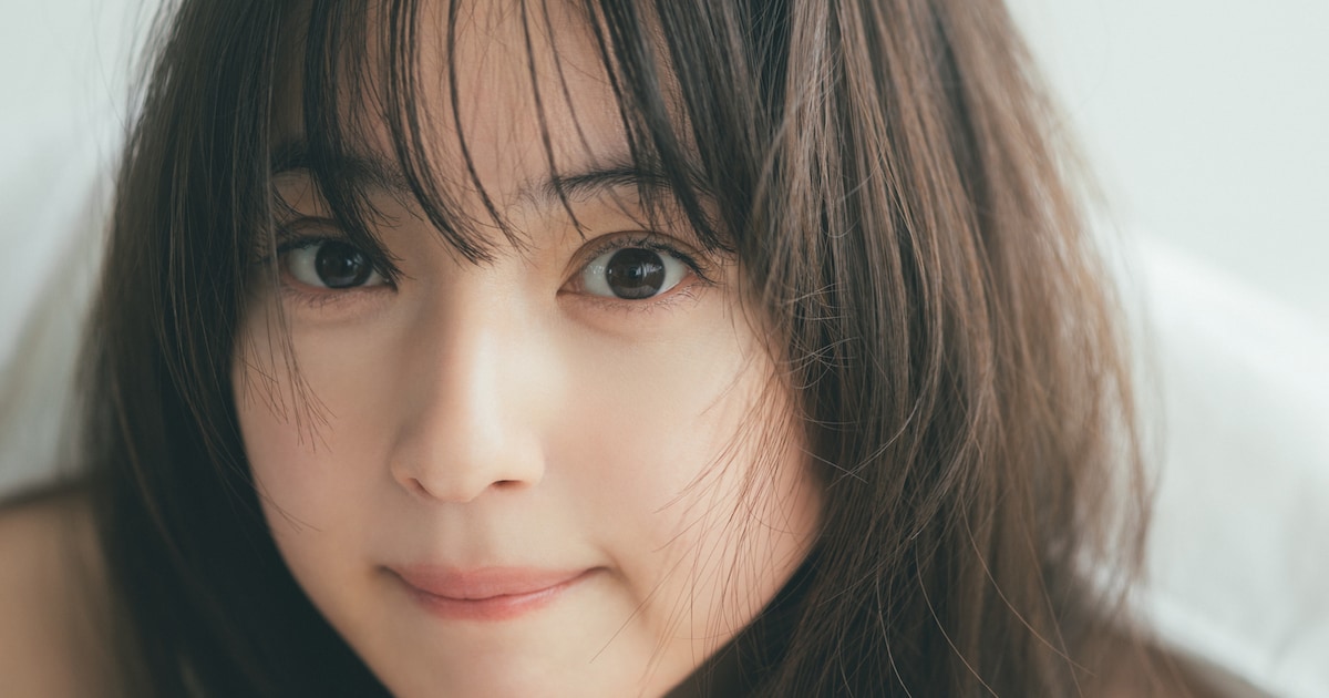 佐々木希と気まずいほど目が合うカレンダー、デビュー20周年記念に発売 