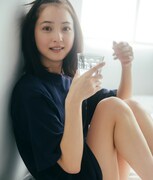 「気まずいほど 佐々木希と目が合いすぎる日めくり」先行カット。本カレンダーではベッドで目覚めて「おはよう」と視線を合わせる瞬間やルームウェアでマグカップを片手に「もう、何？」とかわいく見つめてくる場面などが切り取られている