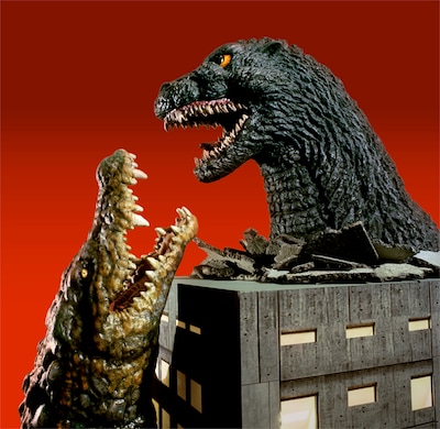 ラコステのワニとゴジラが対峙するモニュメント