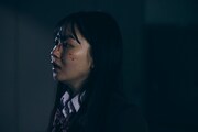 「NEW GROUP」より、血しぶきを浴びた主人公・愛（演：山田杏奈）