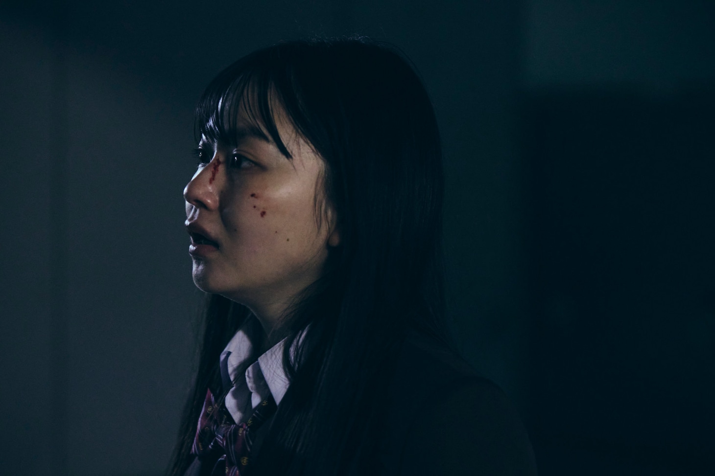 「NEW GROUP」より、血しぶきを浴びた主人公・愛（演：山田杏奈）