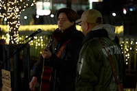 映画「正直不動産」メイキング写真。岩﨑大昇（KEY TO LIT）演じる山口ヒロトが、路上ライブで「優しい世界」を歌唱するシーン