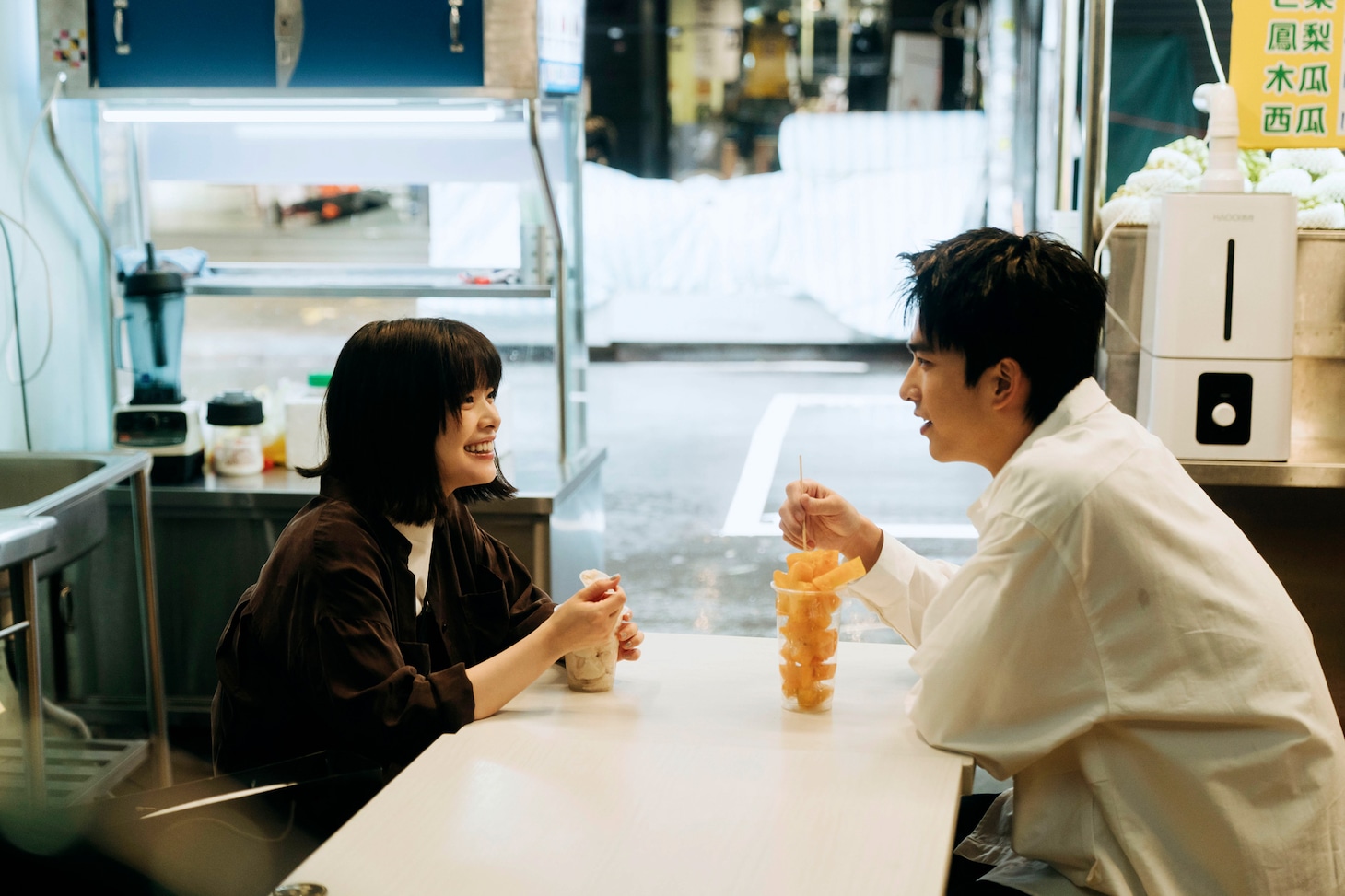 映画「シンシン アンド ザ マウス／SINSIN AND THE MOUSE」より、岸井ゆきの演じるちづみ、ツェン・ジンホア（曾敬驊）演じるシンシン