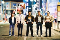 「TOKYO BURST-犯罪都市-」新場面写真。左からヒコロヒー演じる吉井みゆき、青柳翔演じる西嶋拓也、水上恒司演じる相葉四郎、ユンホ演じるチェ・シウ、渋川清彦演じる小林清一