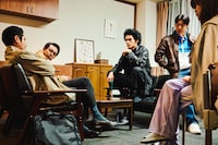 「TOKYO BURST-犯罪都市-」新場面写真。作戦会議をする新宿中央署・組織犯罪対策課のメンバー