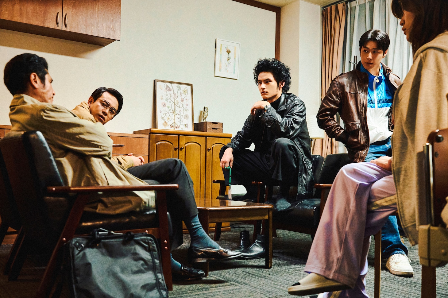 「TOKYO BURST-犯罪都市-」新場面写真。作戦会議をする新宿中央署・組織犯罪対策課のメンバー