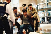 「TOKYO BURST-犯罪都市-」新場面写真。中央は宿敵を前に荒ぶるチェ・シウ（演：ユンホ）