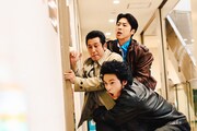 「TOKYO BURST-犯罪都市-」新場面写真。手前から水上恒司演じる相葉四郎、渋川清彦演じる小林清一、ユンホ演じるチェ・シウ