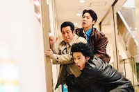 「TOKYO BURST-犯罪都市-」新場面写真。手前から水上恒司演じる相葉四郎、渋川清彦演じる小林清一、ユンホ演じるチェ・シウ