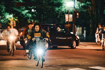 「TOKYO BURST-犯罪都市-」場面写真。深夜の新宿を自転車で爆走する相葉四郎（演：水上恒司）、チェ・シウ（演：ユンホ）、西嶋拓也（演：青柳翔）