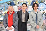 左からMCの笑福亭鶴瓶、ゲストの柳楽優弥、MCの藤ヶ谷太輔