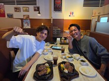 任侠ドラマ「CONNECT 覇者への道 17」オフショット。左から山本裕典、北代高士