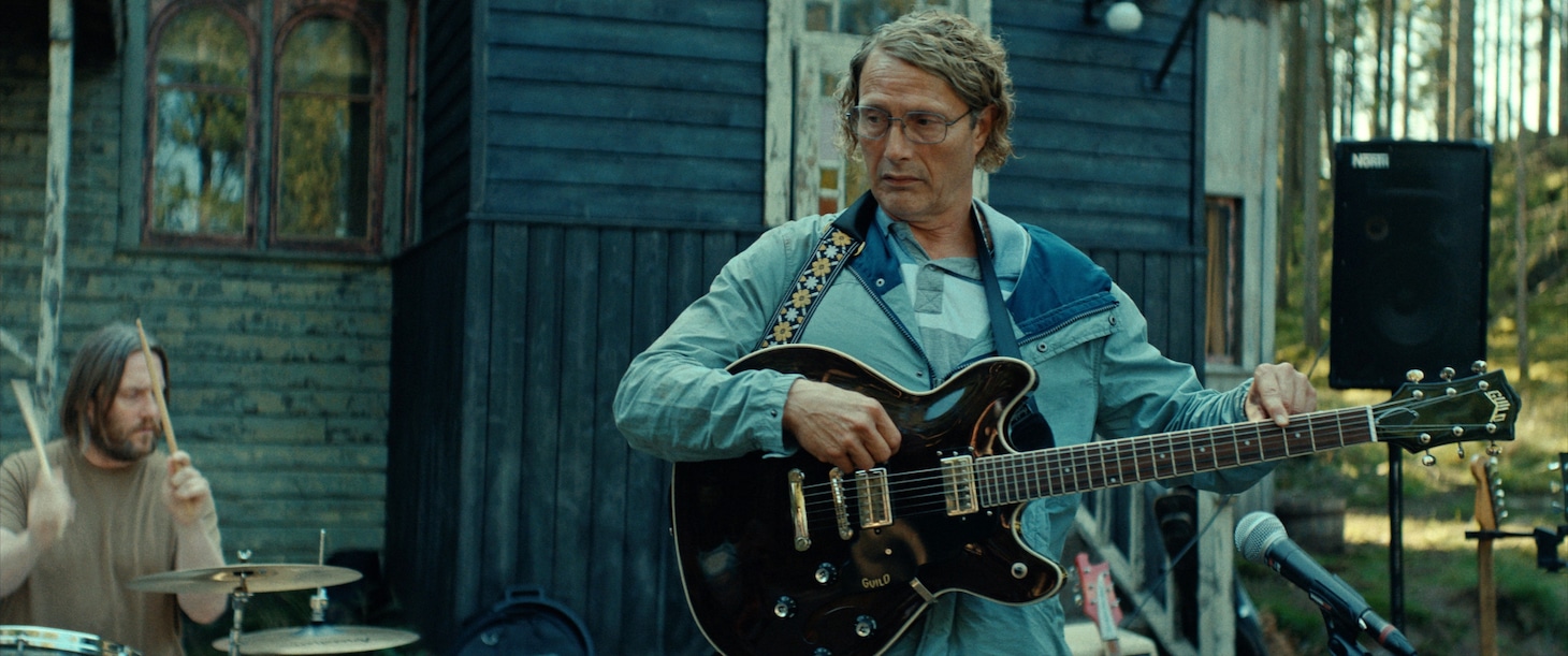 映画「さよなら、僕の英雄」新場面写真より、マッツ・ミケルセン演じるマンフレル。自身をジョン・レノンだと思い込んでいる