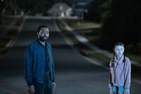 「サンキュー、チャック」場面写真。左から高校教師マーティー（演：キウェテル・イジョフォー）、ローラースケートを履いた少女（演：ヴァイオレット・マッグロウ）