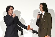 左から細田佳央太、菅田将暉