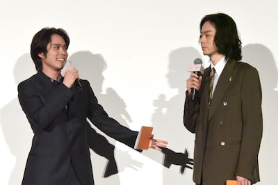 左から細田佳央太、菅田将暉