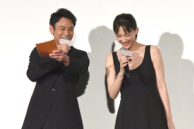 左から妻夫木聡、綾瀬はるか