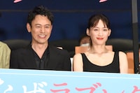 左から妻夫木聡、綾瀬はるか