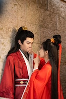 中国ドラマ「山河枕（さんがしん）～Promise of Love～」より、左からディン・ユーシー（丁禹兮）演じる衛韞、ビクトリア / ソン・チエン（宋茜）演じる楚瑜