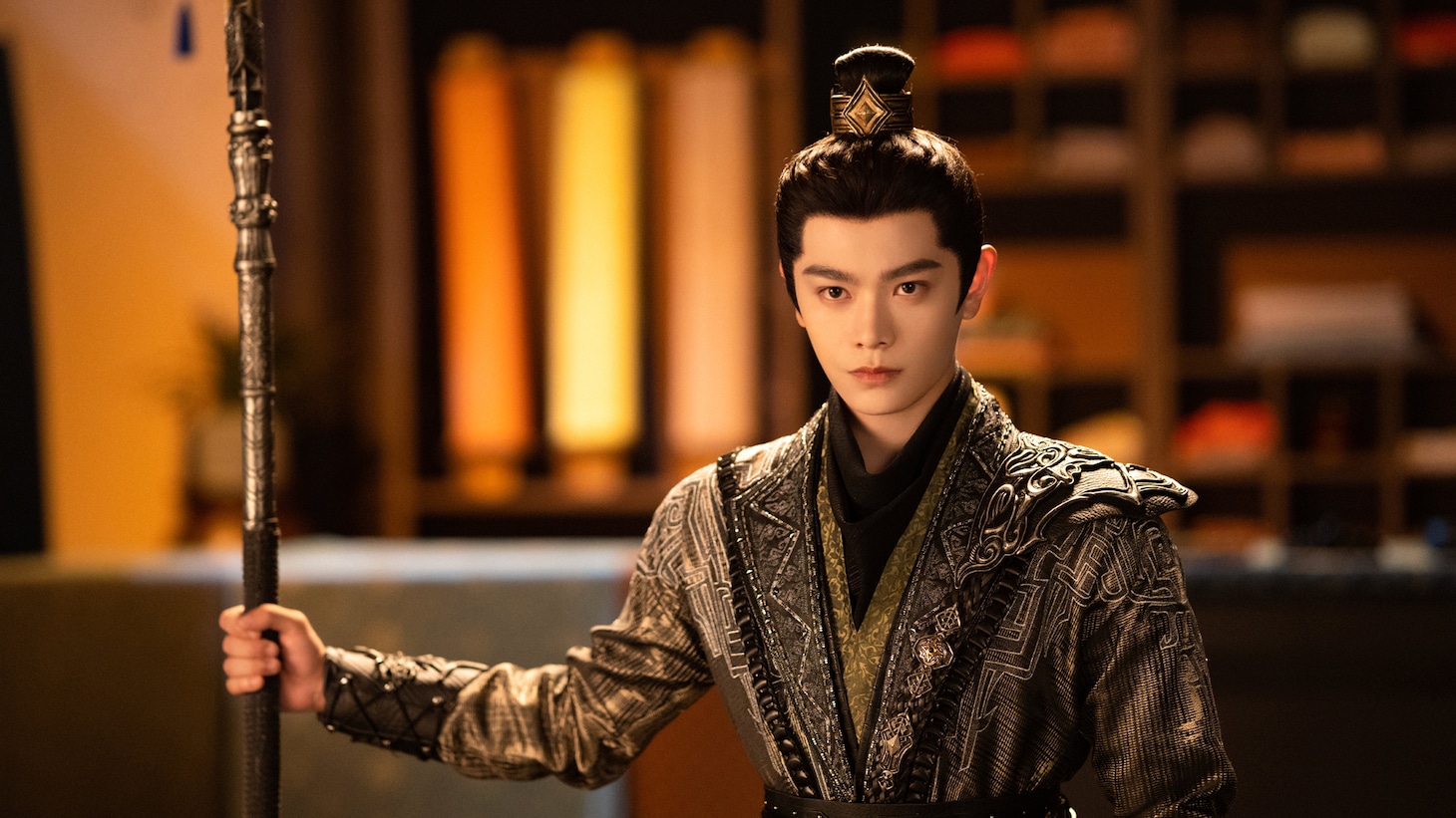 中国ドラマ「山河枕～Promise of Love～」の主人公・衛韞。ディン・ユーシー（丁禹兮）が、無邪気な若者だった衛韞が、色香漂う堂々たる将軍へと成長していく過程を体現。その演技力が高い評価を得た