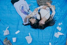 「炎上」場面写真。左から森七菜演じる主人公・じゅじゅ、アオイヤマダ演じる三ツ葉