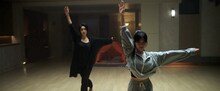 韓国映画「大丈夫、大丈夫、大丈夫！」新場面写真より、左からチン・ソヨン演じるソラ、イ・レ演じるイニョン