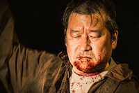 佐藤二朗が原作・脚本・主演を担当した映画「名無し」場面写真。白昼のファミレスで無差別大量殺人事件が発生したことから物語が展開する