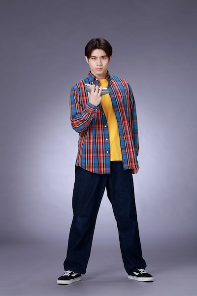 岩崎碧が扮する、テオの地球上の姿・光石イブキ