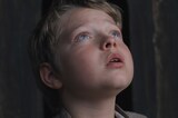 「ハムネット」場面写真。ジャコビ・ジュープ演じるハムネット