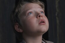「ハムネット」場面写真。ジャコビ・ジュープ演じるハムネット