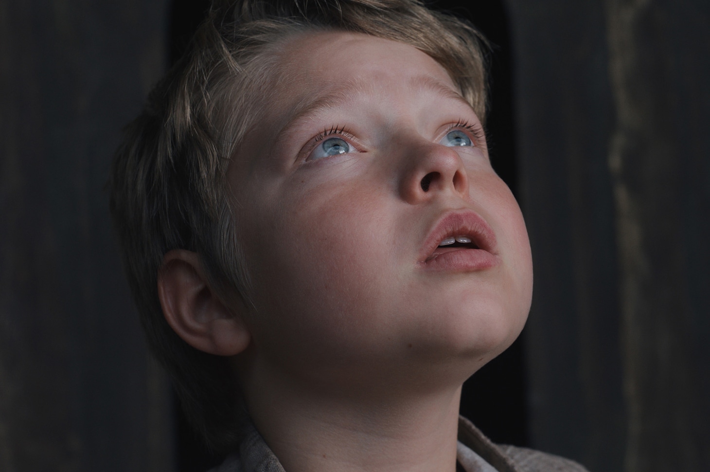 「ハムネット」場面写真。ジャコビ・ジュープ演じるハムネット