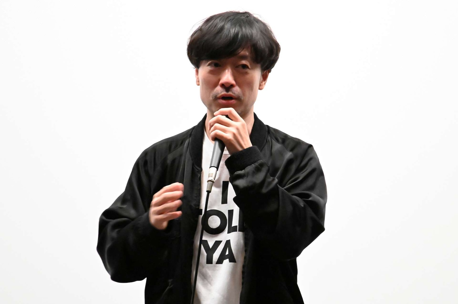 映画「万事快調〈オール・グリーンズ〉」の舞台挨拶に登壇した監督の児山隆