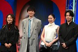 映画「君のクイズ」完成披露試写会の様子。左から吉住、水沢林太郎、堀田真由、中村倫也