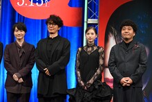 映画「君のクイズ」完成披露試写会の様子。左から神木隆之介、ユースケ・サンタマリア、白宮みずほ、福澤重文